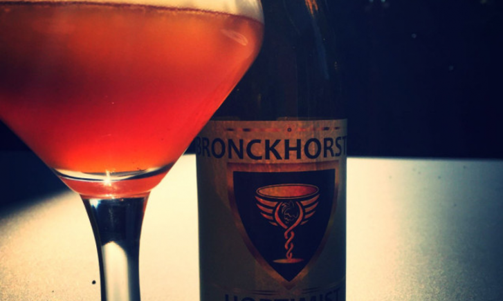 Bronckhorster Hoptimist met bierglas